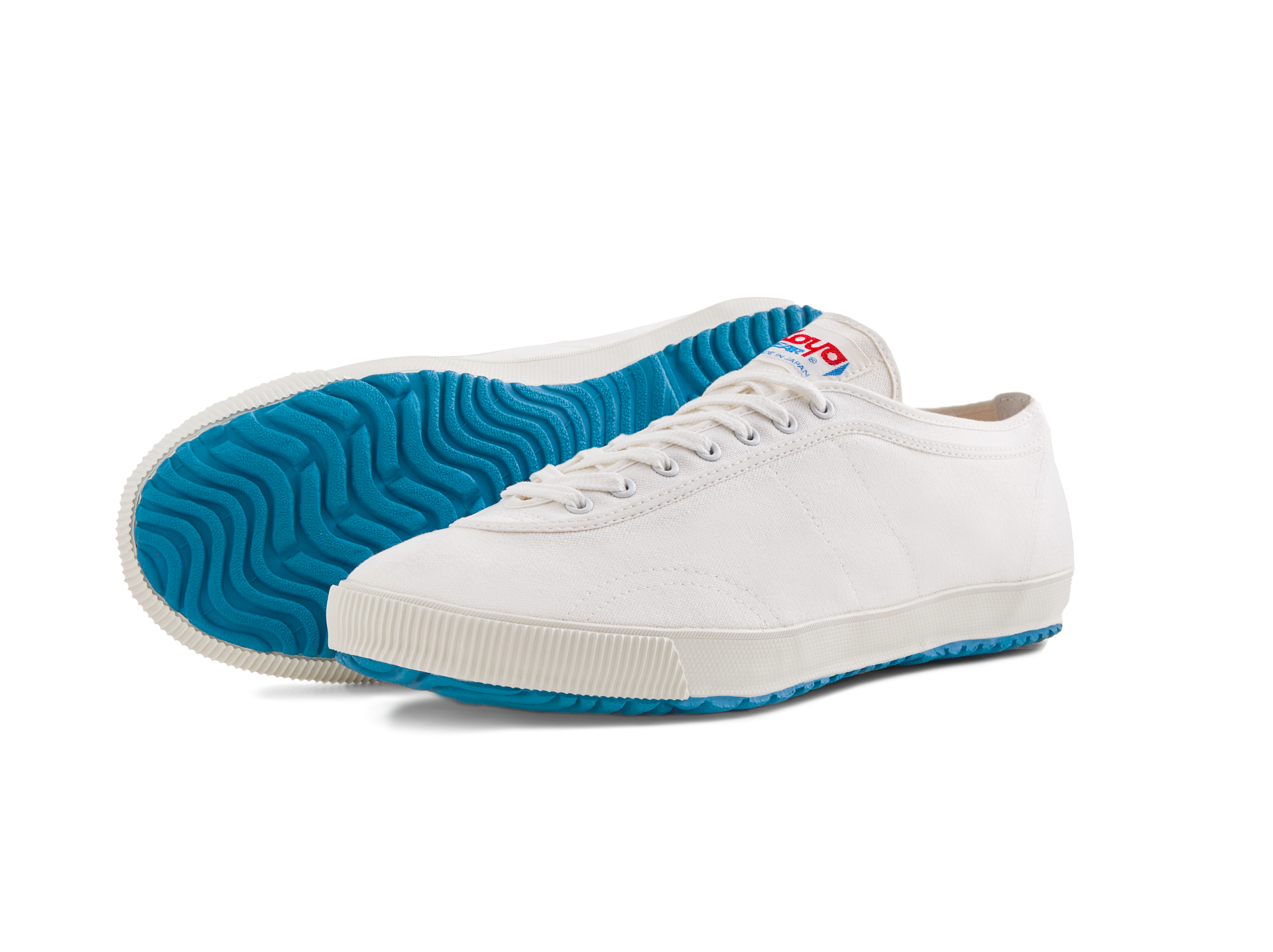 Side and sole view of the handmade Koyo Bear Sharpman White Trim canvas sneakers, made in Japan in white canvas with white piping and white vulcanised outsole, showing the classic low-profile design of the world’s first purpose-built table tennis shoe.